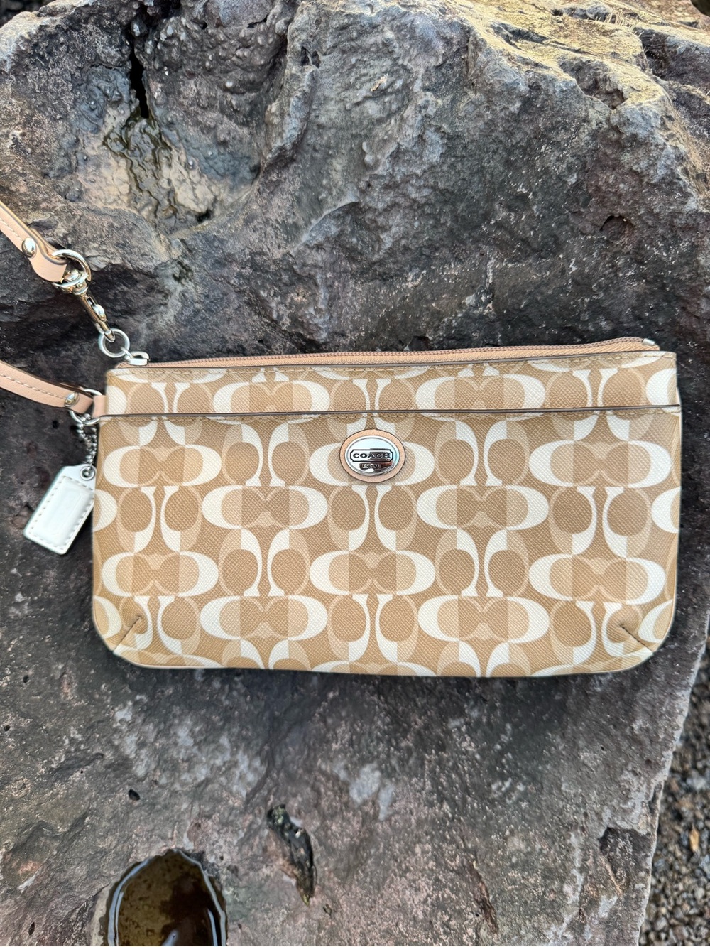 Coach Signature C Multifunction Wristlet Wallet Khaki Cream
